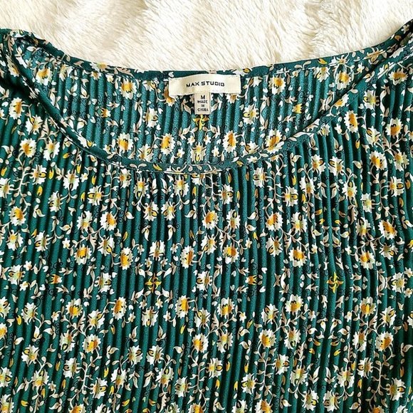 Max Studio Pleated Floral Top Size Medium - Picture 8 of 13